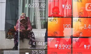 Pejalan kaki duduk di dekat layar pergerakan Indeks Harga Saham Gabungan (IHSG) di kawasan Jakarta, Senin (13/1/2020). IHSG sore ini ditutup di zona hijau pada level 6.296 naik 21,62 poin atau 0,34 persen. (Liputan6.com/Angga Yuniar)