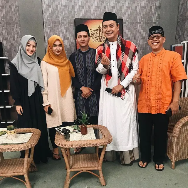 5 Potret Kebersamaan Pemain Sinetron Dari Jendela SMP Tampil Berhijab
