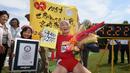 Hidekichi Miyazaki bersama anak dan cucunya setelah dinobatkan sebagai sprinter tertua di dunia oleh Guinness World Records saat berlomba di nomor lari 100m Kyoto Masters Autumn Competiton di Kyoto, Jepang, Rabu (23/9/2015). (AFP Photo/Toru Yamanaka)