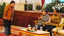 Kepala Bappenas Bambang Brodjonegoro memberikan salam kepada Presiden Jokowi dan Wapres Jusuf Kalla saat Financial Close, Pembiayaan Proyek Investasi Non Anggaran Pemerintah (PINA) Tahun 2017 di Istana Negara, Jumat (17/2). (Liputan6.com/Angga Yuniar)