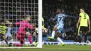 Pemain Manchester City, Kelechi Iheanacho (tengah) mengecoh kiper Huddersfield Town dengan golnya pada laga Piala FA putaran kelima di Etihad stadium, Manchester, Wednesday, (1/3/2017). Man.City menang 5-1. (AP/Dave Thompson)