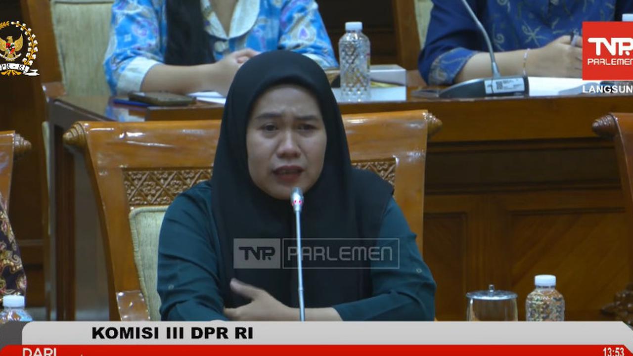 Nangis Sesegukan Sang Ibu Korban Dugaan Salah Tangkap 4 Anak di Tasikmalaya Mengadu ke Komisi III 'Mohon Pak Bantuannya, Anak Saya Disiksa'