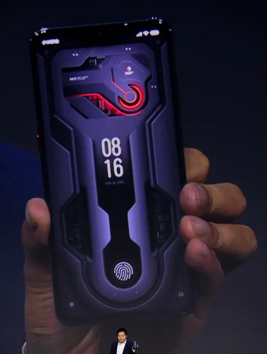 CEO Xiaomi Lei Jun memperkenalkan smartphone Xiaomi Mi 9 SE (Special Edition) dalam acara peluncuran di Beijing, China, Rabu (20/2). Xiaomi Mi 9 SE akan menjadi smartphone pertama yang memakai Snapdragon 712. (AP Photo/Andy Wong)