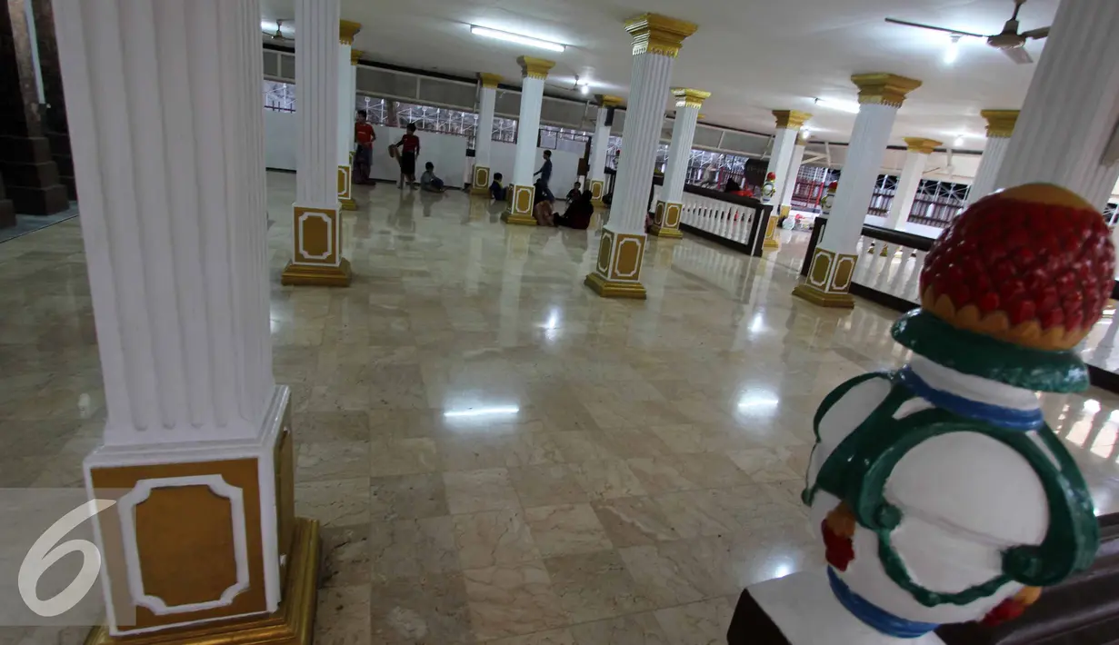 Pengunjung beristirahat usai ibadah shalat di Masjid Agung Al Munada Darussalam Baiturrahman, Jakarta, (24/6/ 2015). Masjid berarsitektur unik ini dibangun oleh KH Abdurrahman Maksum tahun 1963. (Liputan6.com/Helmi Afandi)