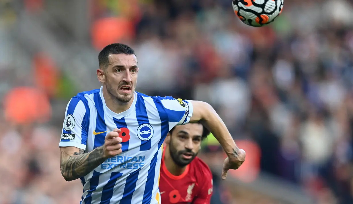 Lewis Dunk. Bek tengah Inggris berusia 30 tahun ini telah memperkuat Brighton and Hove Albion sejak 2009/2010 usai dipromosikan dari tim akademi. Selama total 13 musim, ia telah tampil dalam 365 laga di semua ajang dengan torehan 25 gol dan 14 assist. (AFP/Paul Ellis)