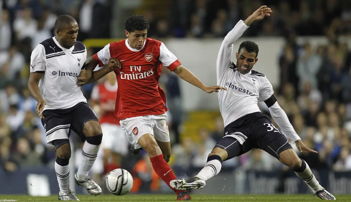 Gelandang Arsenal, Denilson berebut bola dengan pemain Tottenham, Sandro Ranieri pada laga Piala Liga Inggris di Stadion White Hart Lane, Inggris, Selasa (21/9/2015). (AFP Photo/Ian Kington)