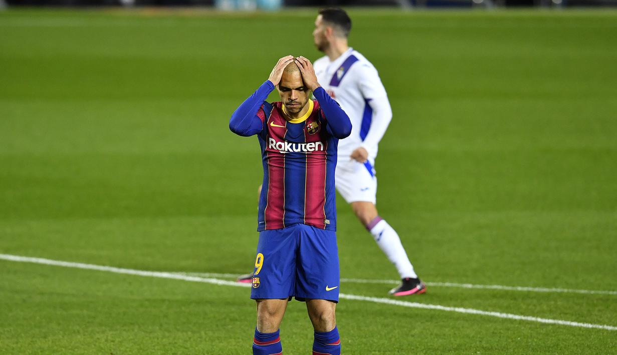 Striker Barcelona, Martin Braithwaite kecewa usai gagal membuat gol lewat eksekusi penalti ke gawang Eibar dalam laga lanjutan Liga Spanyol 2020/21 pekan ke-16 di Camp Nou, Selasa (29/12/2020). Barcelona bermain imbang 1-1 dengan Eibar. (AFP/Pau Barrena)