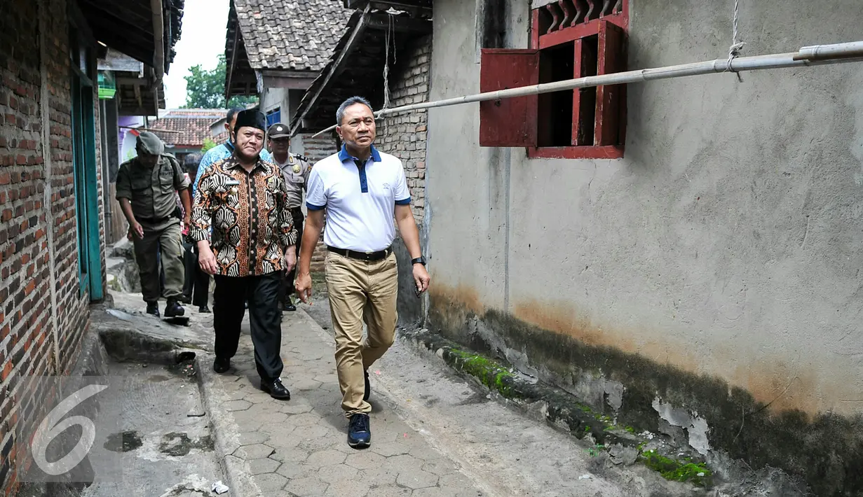 Ketua MPR RI Zulkifli Hasan bersama keluarga berjalan menuju makam orangtuanya di Desa Pisang, Kecamatan Penengahan, Kabupaten Lampung Selatan, Kamis (17/3). Zulkifli juga menyempatkan diri mampir ke sekolah masa kecilnya. (Liputan6.com/Yoppy Renato)