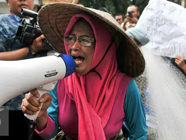 Nelayan perempuan saat mengelar demo menolak reklamasi teluk Jakarta di depan kantor DPRD DKI Jakarta, Kamis (28/1/2016). Mereka menyampaikan kekhawatirannya terhadap reklamasi yang bisa menyulitkan mencari ikan. (Liputan6.com/Yoppy Renato)