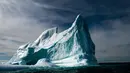 Gunung es terapung terlihat di Teluk Bonavista, Newfoundland, Kanada, 29 Juni 2019. Gunung es tersebut dapat mengapung karena terbentuk dari air tawar sehingga kepadatannya lebih rendah dari air laut. (Johannes Eisele/AFP)
