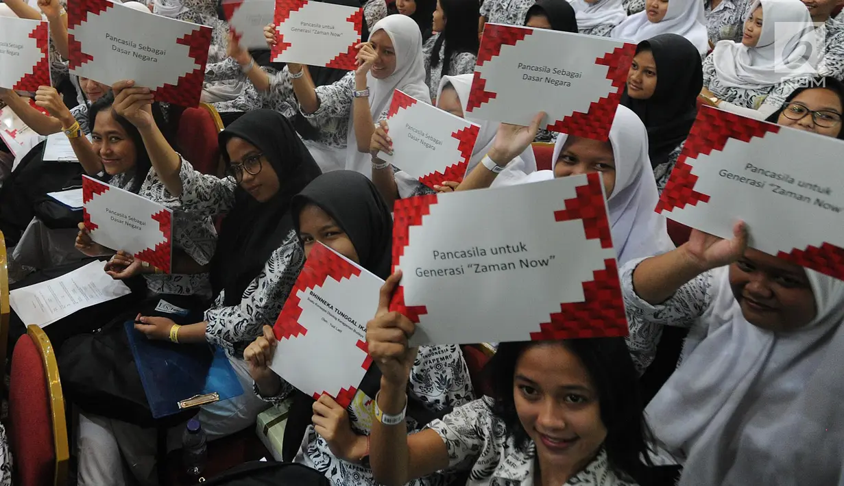 Pelajar SMA saat pelatihan 1000 juru bicara Pancasila di Aula Universitas Terbuka, Tangsel, Kamis (16/8). Kegiatan tersebut mendapat penghargaan World Guiness book of record dari Guinness World's Record Adjudicator Seyda Subasi. (Merdeka.com/Arie Basuki)