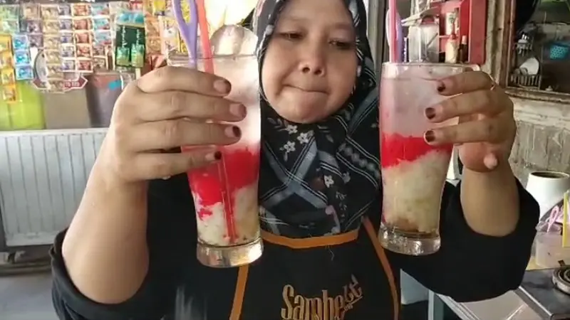 Inilah es tape ketan putih dan ketan merah menu minuman unik khas Pati.