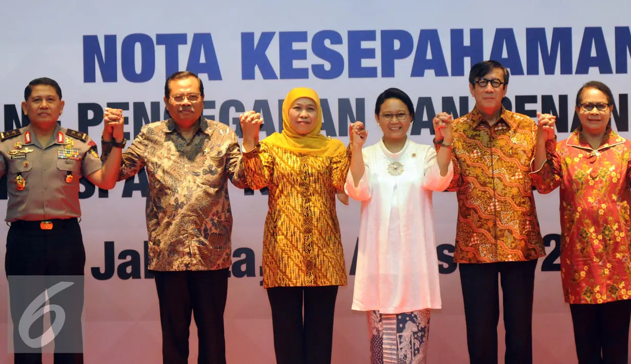 Menlu, Retno Marsudi (ketiga kanan) foto bersama usai menandatangani nota kesepahaman untuk menanggulangi persoalan kasus Tindak Pidana Perdagangan Orang (TPPO) atau Human Trafficking, Jakarta, Selasa (23/8). (Liputan6.com/Helmi Afandi)