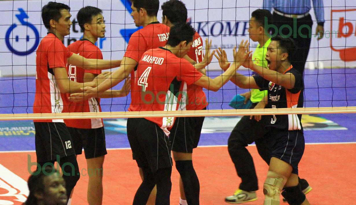 Para pemain Surabaya Semator merayakan kemenangan set pertama atas Palembang Bank Sumsel Babel pada putaran pertama Proliga 2016 di GOR Ken Arok, Malang, Sabtu (20/2/2016). (Bola.com/Nicklas Hanoatubun)