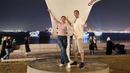 Beberapa hari lalu, Darius dan Donna tiba di Qatar. Pasangan ini tidak langsung ke stadion, mereka tampak mengunjungi beberapa sudut kota Doha. [Foto: instagram.com/darius_sinathrya/dagnesia]