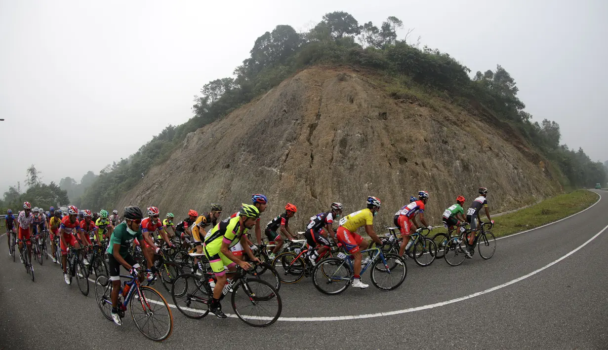 Para pebalap sedang melewati tanjakan di perbukitan Malalak, Kabupaten Agam dalam Etape 6 Tour de Singkarak 2015 antara Bukittinggi-Batusangkar, Kamis (8/10/2015). (Bola.com/Arief Bagus)