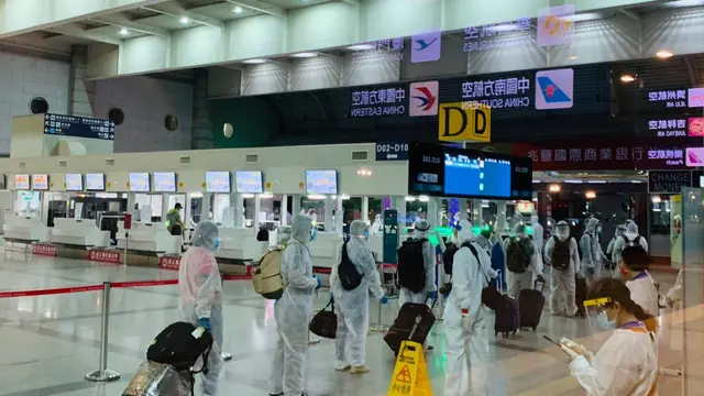 ABK Indonesia menunggu penerbangan mereka di Bandara Internasional Kaohsiung. (Photo credit: MOFA Taiwan)
