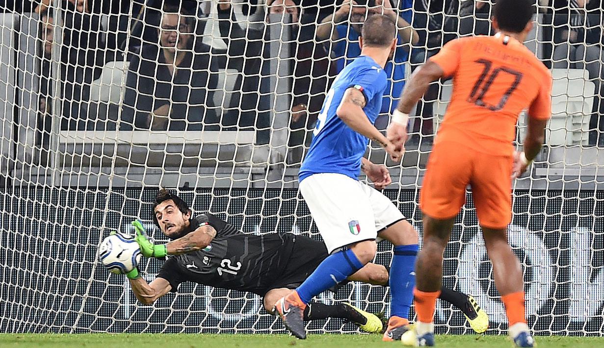 Aksi kiper Italia, Mattia Perin menghalau bola sepakan pemain Belanda pada laga uji coba di Allianz Stadium, Turin, (4/6/2018). Italia dan Belanda bermain imbang 1-1. (Alessandro Di Marco/ANSA via AP)