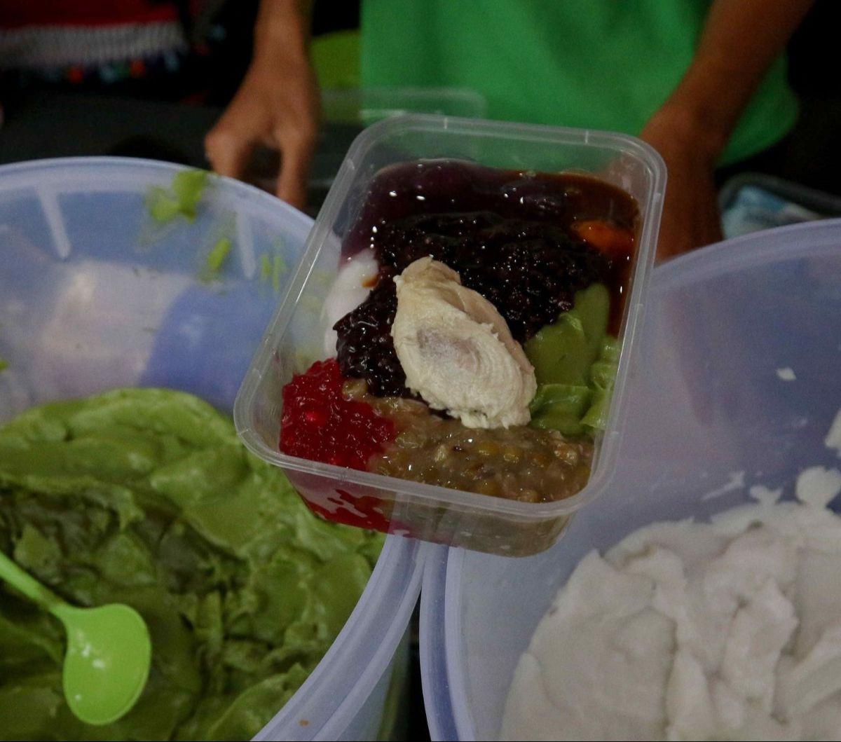 Kombinasi hidangan bubur sumsum yang dicampur dengan ketan hitam dengan durian pun menjadi incaran warga untuk buka puasa.&nbsp;Foto: Liputan6.com / Herman Zakharia