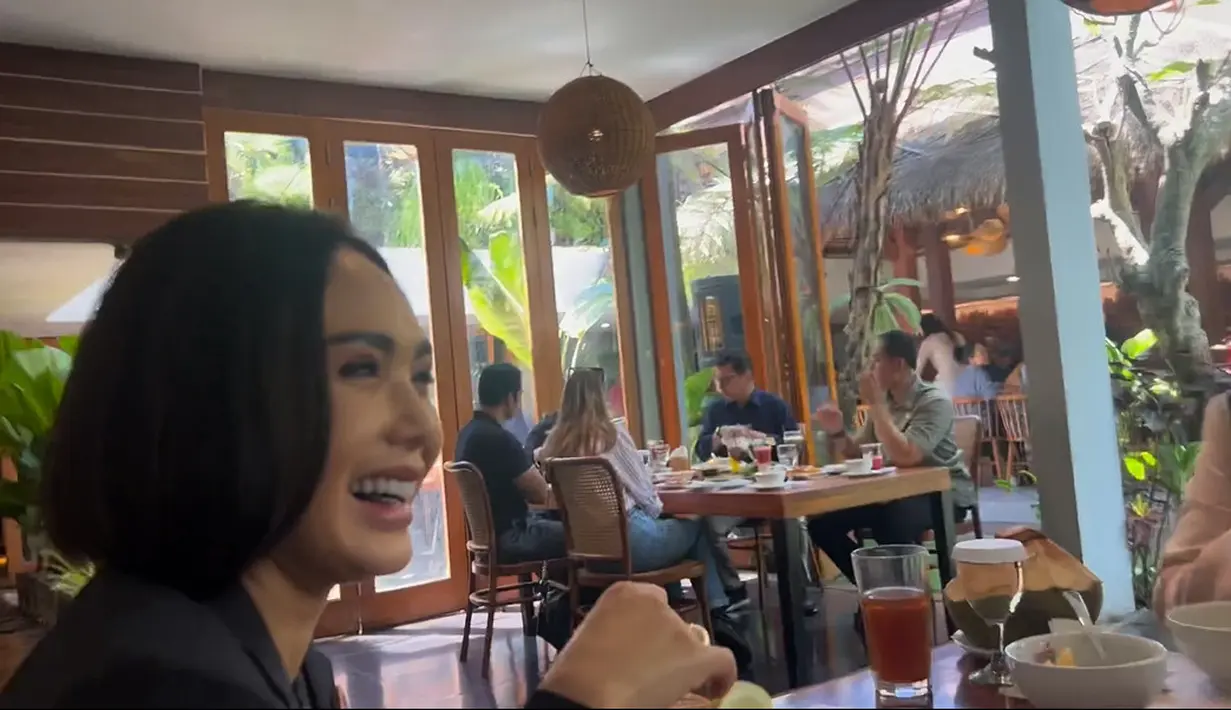 "Bapak, bapak bawa dompet nggak?' tanya Nirina lagi. "Nggak kan ya, Pak?" tanya Raffi Ahmad ke Jokowi.[Instagram/raffinagita1717]