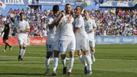 Para pemain Real Madrid merayakan gol yang dicetak oleh Karim Benzema ke gawang Getafe pada laga La Liga Spanyol Stadion Coliseum Alfonso Perez, Sabtu (14/10/2017). Real Madrid menang 2-1 atas Getafe.  (AP/Paul White)