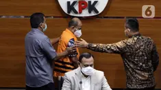 Bupati Pemalang periode 2021-2026, Mukti Agung Wibowo (kedua kiri) saat dihadirkan dalam rilis penetapan penahanan tersangka di Gedung KPK, Jakarta, Jumat (12/8/2022). Mukti Agung Wibowo ditangkap KPK atas dugaan suap dan pungutan tidak sah terkait jual-beli jabatan di lingkungan Pemkab Pemalang tahun 2021-2022. (Liputan6.com/Helmi Fithriansyah)