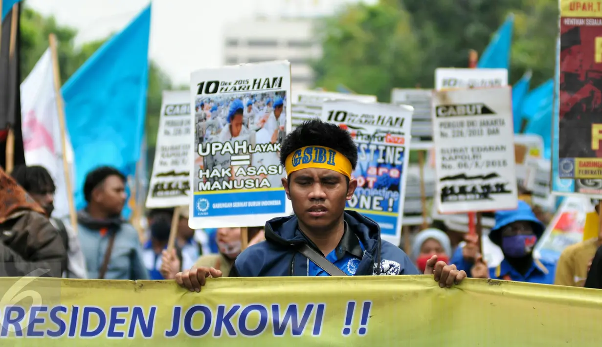 Aksi ratusan buruh saat longmarch dari depan Gedung Balaikota Jakarta menuju Istana Merdeka, Jakarta, Kamis (10/12). Mereka menuntut Gubernur Ahok mendesak pemerintah pusat cabut PP no. 78 tahun 2015 tentang pengupahan.(Liputan6.com/Yoppy Renato)