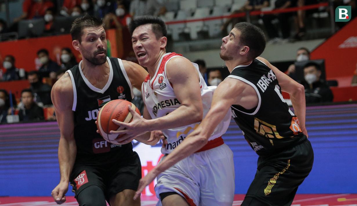 <p>Pemain Timnas Basket Indonesia, Abraham Damar Grahita (tengah) berusaha melewati penjagaan pemain Timnas Basket Yordania saat matchday kedua Grup A FIBA Asia Cup 2022 antara Timnas Basket Indonesia melawan Timnas Basket Yordania di Istora Senayan, Jakarta, Kamis (14/07/2022). (Bola.com/Bagaskara Lazuardi)</p>