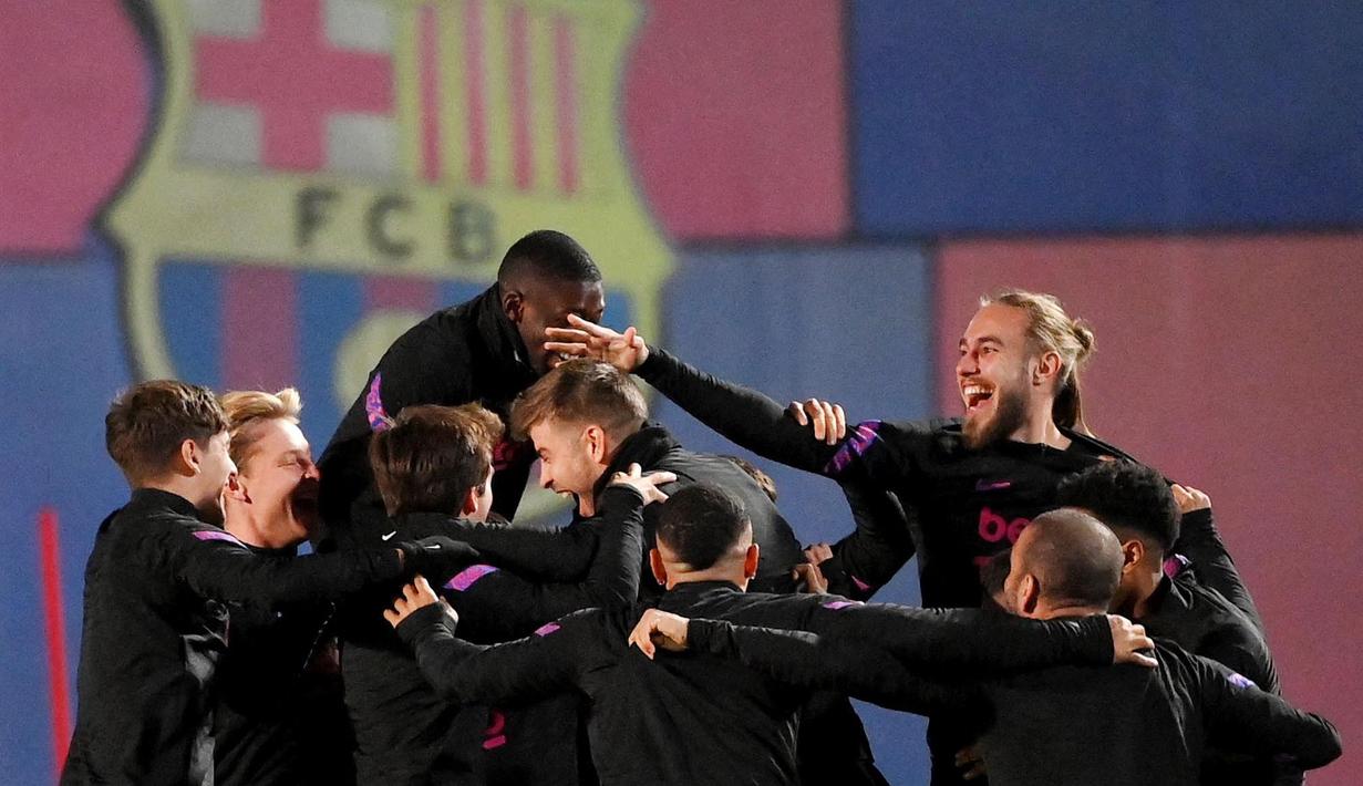 Para pemain Barcelona tampak ceria saat mengikuti sesi latihan jelang menghadapi Benfica di Liga Champions. (AFP/Lluis Gene)