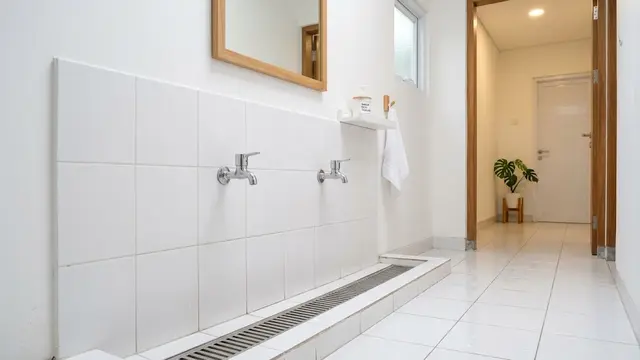 Tempat Wudhu Minimalis dengan Keramik Putih