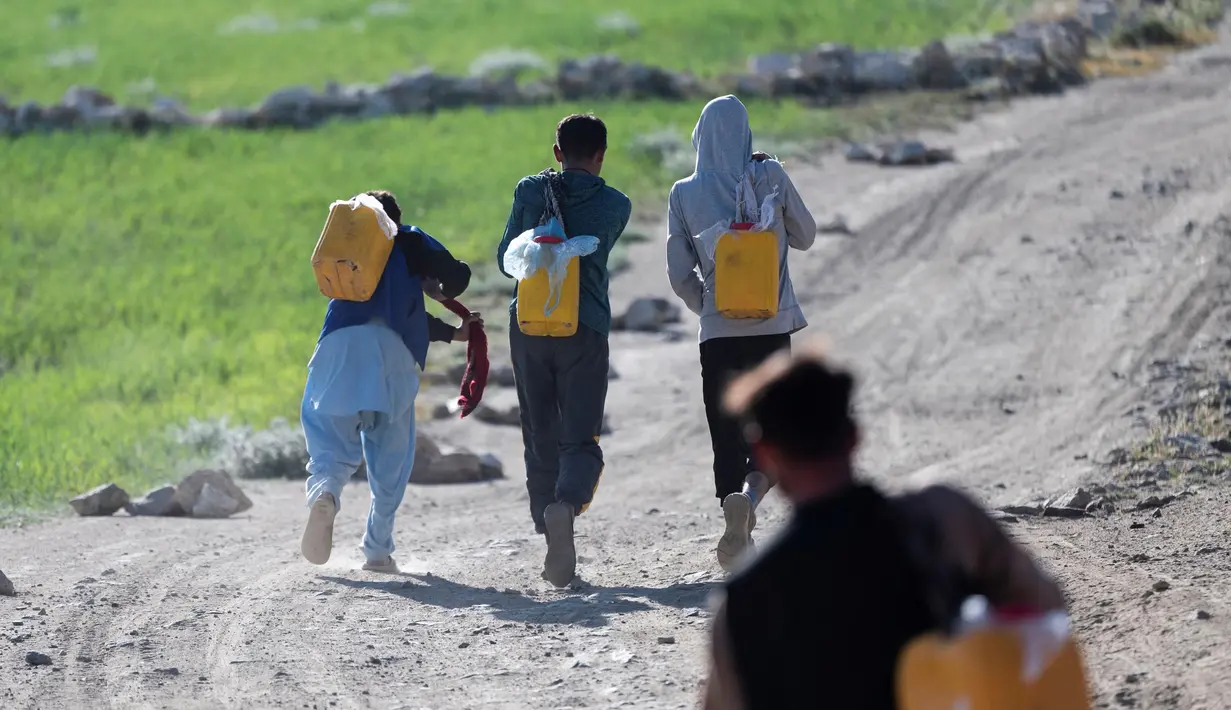Krisis berdampak lebih besar terhadap rumah tangga yang menghadapi hambatan tambahan sekaligus memperparah kerentanan warga Kabul dalam mengakses fasilitas air publik. (Wakil KOHSAR/AFP)