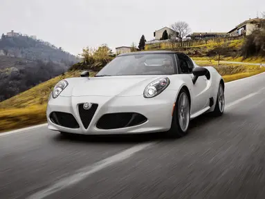 Alfa Romeo 4C: Kombinasi antara performa tinggi dan bobot yang ringan merupakan perpaduan sempurna dalam membuat sportscar. Mobil ini memiliki figur tenaga 237 Hp dari mesin empat silinder turbonya. Dengan bobot yang tidak sampai 1.200 kg, 4C dikenal sebagai "pocket rocket" karena gesit serta memiliki power to weight ratio yang baik. (Source: evo.co.uk)