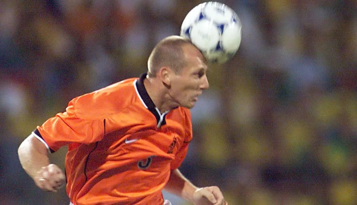 4. Jaap Stam (Belanda) - Tembok lini belakang Belanda, terbukti dengan menjadi bek terbaik versi UEFA tahun 1999 dan 2000. Pada tahun 2000, hanya mampu mengantar tim Oranje sampai babak semifinal sebelum disingkirkan Italia. (AFP/Patrick Hertzog)