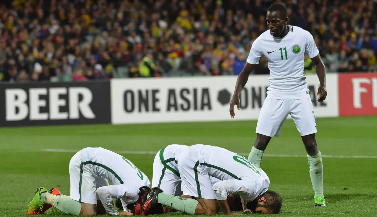 4. Arab Saudi - Menang 1-0 atas Jepang membuat kekuatan traditional Asia ini berhasil lolos ke Piala Dunia. Negara besutan Bert van Marwijk ini lolos dramatis sebagai runner-up setelah hanya unggul selisih gol dari Australia. (AFP/Brenton Edwards)