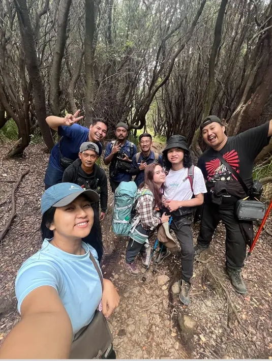 Kedekatan Tissa Biani dan Dul Jaelani sukses bikin iri netizen. Mereka disebut pasangan yang sefrekuensi dengan memiliki hobi yang sama. (Liputan6.com/IG/@tissabiani)