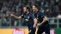 Gelandang Manchester United, Juan Mata (kiri) melakukan selebrasi usai mencetak gol ke gawang Juventus, pada Matchday 4 Grup H Liga Champions, Kamis (8/11/2018) dini hari WIB. MU unggul 2-1.  (AFP / Isabella Bonotto)