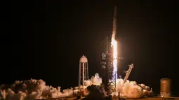 Tiga astronot AS dan seorang kosmonot Rusia meluncur ke Stasiun Luar Angkasa Internasional. (CHANDAN KHANNA/AFP)