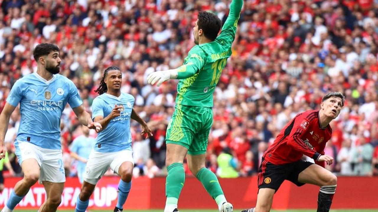 Momen saat Josko Gvardiol dan Stefan Ortega dari Manchester City berusaha menghalau Alejandro Garnacho sebelum akhirnya mencetak gol pertama untuk MU. Foto: REUTERS