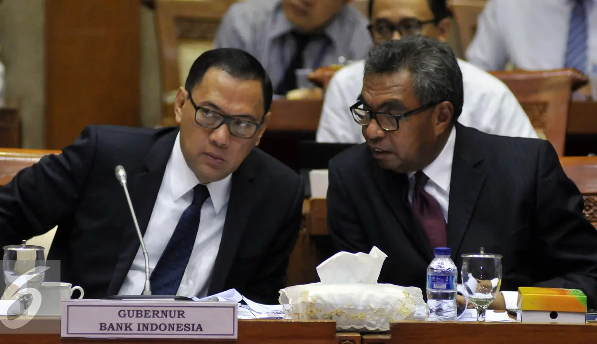 Agus Martowardojo berbincang saat mengikuti RDP dengan Komisi XI DPR, Jakarta, Senin (25/4). RDP untuk meminta masukan dari BI, OJK dan BKPM terkait RUU Pengampunan Pajak (Tax Amnesty) yang masuk dalam RUU Prolegnas. (Liputan6.com/Johan Tallo)