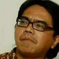 Ade Armando adalah dosen UI yang pernah menjadi anggota Komisi Penyiaran Indonesia (KPI).