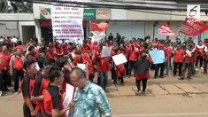 Para eks karyawan Seven Eleven menuntut pelunasan gaji dan pesangon. Ada 278 delapan karyawan yang belum menerima gaji.