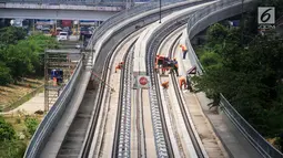 Pekerja menyelesaikan pembangunan LRT (Light Right Transit) Jabodebek di Kawasan Kampung Makasar, Jakarta, Sabtu (26/10/2019). Progres lintas Cawang-Cibubur selesai 85,28 persen, Cawang-Dukuh Atas 55,91 persen, dan Cawang-Bekasi Timur 53,84 persen.(Liputan6.com/JohanTallo)