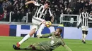 Pemain Juventus, Mario Mandzukic (atas) berusaha melewati kiper Torino, Vanja Milinkovic-Savic pada laga perempatfinal Coppa Italia di Allianz Stadium, Turin, Italia, (3/1/2018). Juventus menang 2-0. (Alessandro Di Marco/ANSA via AP)