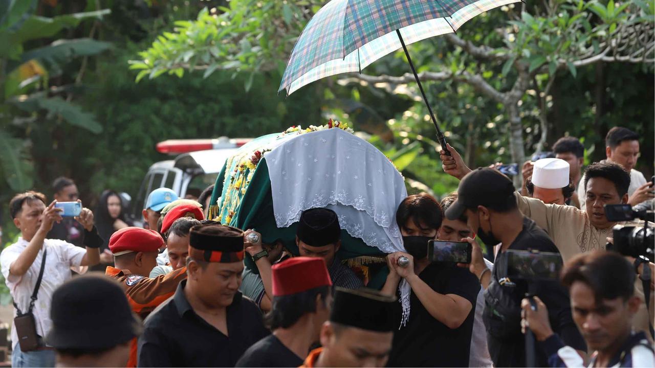 Tangis Haru Iringi Pemakaman Mpok Alpa, Komedian Ceria yang Berjuang Diam-Diam Lawan Kanker