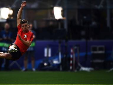 Aksi pemain Atletico Madrid, Luciano Vietto saat latihan persiapan melawan Real Madrid pada Final Liga UEFA Champions di San Siro Stadium, Milan, (27/5/2016). (AFP/Filippo Monteforte)