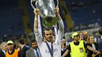 Winger Real Madrid, Gareth Bale angkat trofi Liga Champions 2015-2016 (Reuters)