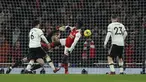 Penyerang Arsenal, Eddie Nketiah (tengah) saat mencetak gol ketiga timnya ke gawang Manchester United pada pertandingan lanjutan Liga Inggris di stadion Emirates di London, Minggu (22/1/2023). Arsenal menang tipis atas Manchester United dengan skor 3-2. (AP Photo/Ian Walton)