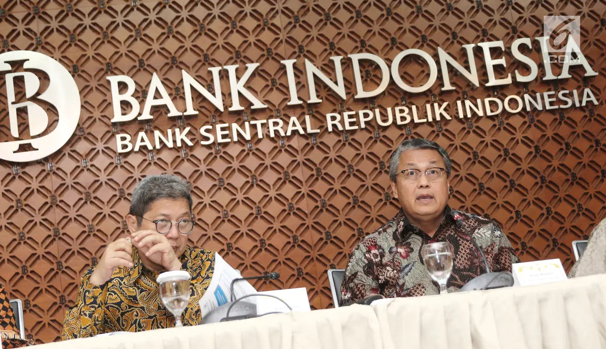 Gubernur Bank Indonesia (BI), Perry Warjiyo (kanan) saat jumpa pers di Gedung BI, Jakarta, Jumat (29/06). Rapat Dewan Gubernur BI, memutuskan menaikkan suku bunga acuan sebesar 50 basis poin menjadi 5,25%. (Liputan6.com/Herman Zakharia)