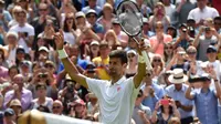 Petenis Serbia, Novak Djokovic, merayakan kemenangan atas James Ward, 6-0, 7-6 (3), 6-4, di babak pertama Wimbledon 2016, Senin (27/6/2016). (EPA/Gerry Penny)