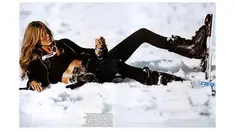 Mereka mengatasi rasa dingin yang melanda dengan bermain ski dengan bercengkrama dengan pemain ski lain.